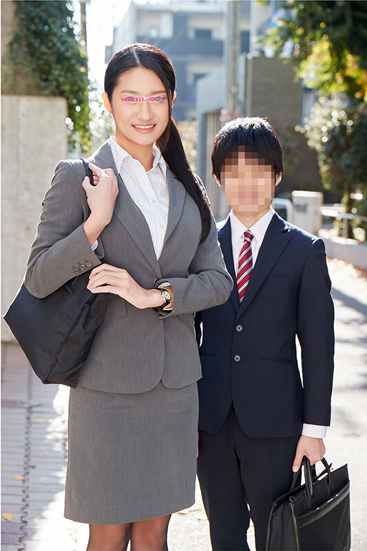 高身長の働くインテリOL限定 身長170cm超えの美脚の女先輩と低身長の後輩くんが勤務中に身長差SEXに挑戦！いつも厳しい女上司のモデルのような身体に触れ部下は思わずフル勃起！後輩のチ○ポに激突きされ本気イキした先輩オマ○コは中出しまでしてしまうのか！？ さおり サンプル 1
