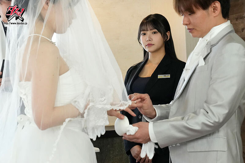 【人生で最も特別な日ーそれは結婚式─】新婦の目を盗んで、何度も何度も繰り返す生ハメ強●ズコバコSEX！唾液を絡ませて腰を振りまくる変態ウエディングプランナー 姫咲はな サンプル 1