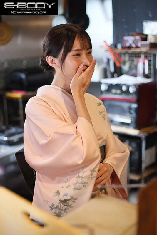 お客様には決して見せない、着物で隠れた純白Gカップと淫らな人妻セックス 料亭の美人女将 佐野秋帆（28）AVデビュー サンプル 2