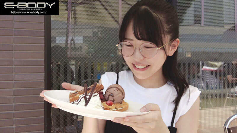 初めて出来た彼女を脱がしたら… 着衣からは想像できない色白美巨乳だしメガネ姿からは想像できない可愛い素顔 大興奮の僕は性欲尽きるまでハメまくった 柏木こなつ サンプル 2