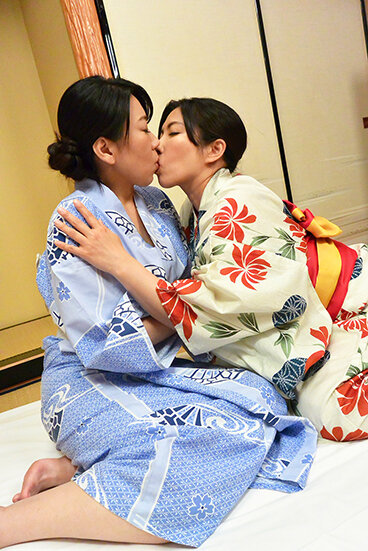 巨乳美熟女のレズビアン18組36人 8時間 サンプル 1