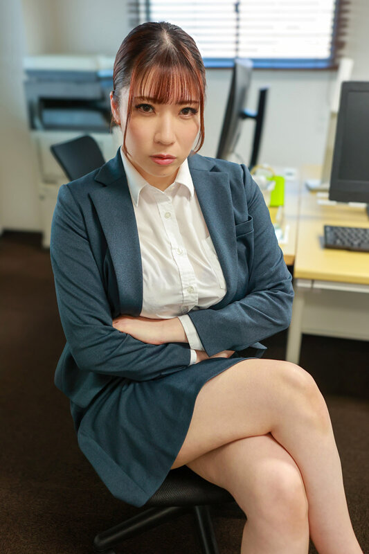 高級デリヘル呼んだら会社の女上司とまさかの遭遇！弱みを握ったので本番禁止のルールを破ってゴム無しSEXし放題！下唇を噛みしめ涙目で俺の濃厚ザーメンを膣受けする姿にガチ興奮！ 夕季ちとせ サンプル 1