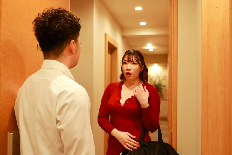 高級デリヘル呼んだら会社の女上司とまさかの遭遇！弱みを握ったので本番禁止のルールを破ってゴム無しSEXし放題！下唇を噛みしめ涙目で俺の濃厚ザーメンを膣受けする姿にガチ興奮！ 夕季ちとせ サンプル 3