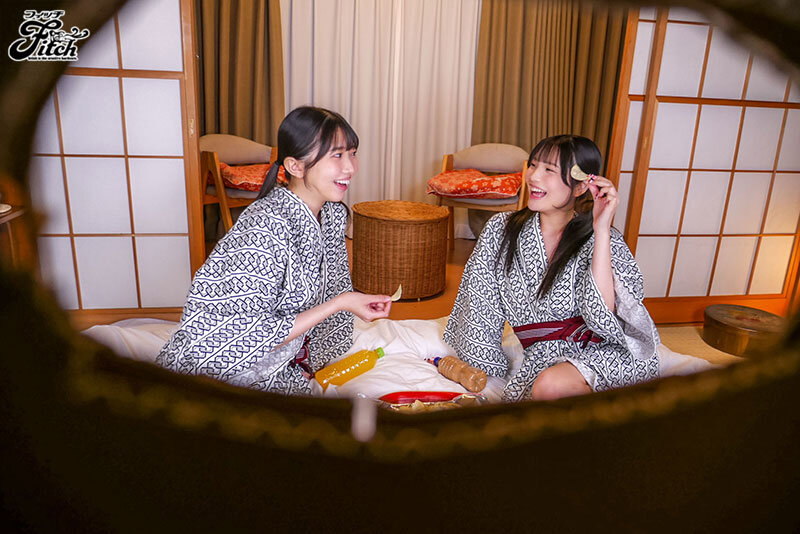 【VR】【Fitch高画質8K肉感VR】修学旅行で覗きがバレて…W小悪魔J 系の逆夜●い密着3P 巴ひかり 佐藤愛瑠 サンプル 4