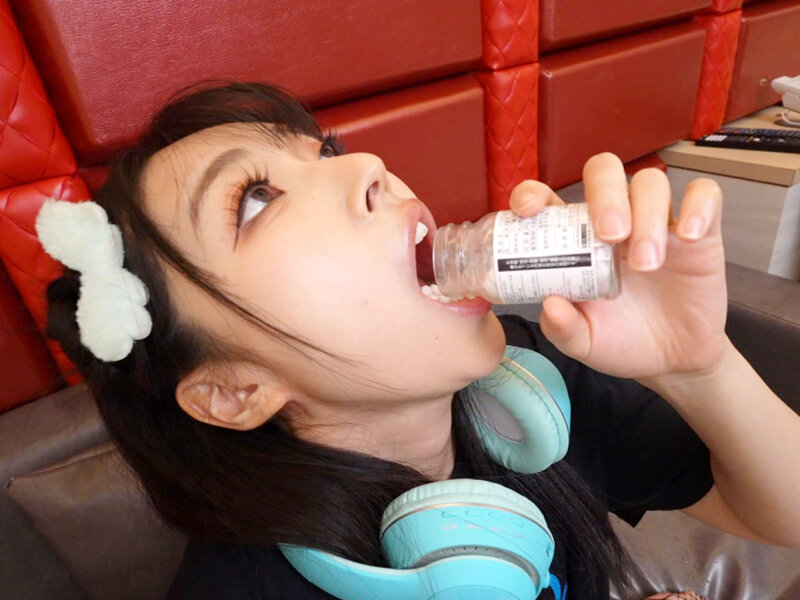 立ちんぼ地雷系おしっこ飲ませ風呂キャン界隈！汚臭ケツ穴おま●こを舐められ、アヘ顔尿射イキ飲尿クンニSEX！ 皆月ひかる サンプル 16
