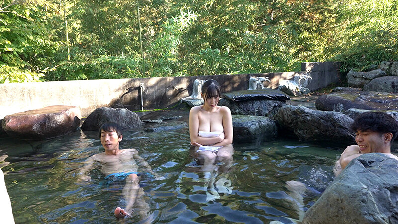 【Jcup銀行員ひびき22歳】乱交OKの混浴温泉と知らずに来た女性客は巨乳尻をワニ痴●されて喘ぎ始め…3 4名収録 サンプル 1
