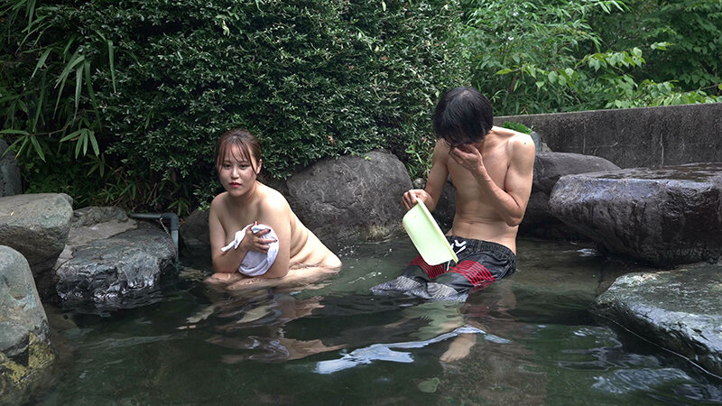 【Jcup事務員ひかり23歳】乱交OKの混浴温泉と知らずに来た女性客は巨乳尻をワニ痴●されて喘ぎ始め…3 4名収録 サンプル 1