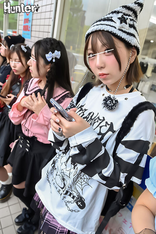 地雷系たちんぼ女子！交渉次第でNNOK！援交・割り切りする地雷系女子たちは最近公園で取り締まりが厳しくなったからとコンビニ前で立ちんぼ開始！貧困・推し活・暇つぶしと理由はそれぞれだけどお出かけついでに安心安全に活動中！？ サンプル 4