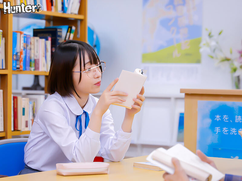エロ漫画の様に心の声が聞こえる図書館パンツ内射精痴●！『パンツの中でドクドクしてる…※心の声』『激しく擦らないで※心の声』『何で私、興奮してるの？※心の声』図書館にいる気弱で超むっつりスケベなメガネ文学少女にチ○コ擦りつけてパンツ内で大量射精！ サンプル 2