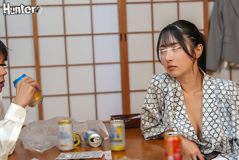 朝起きたら部屋に浴衣がはだけた女上司！しかもいつも横柄で説教ばかりなのになぜか甘えてきて…。出張先の宿が女上司と相部屋に！この日も説教ばかりされたボクは酒を飲みまくって泥●！そして朝起きると…隣には浴衣から胸やお尻がポロリした女上司！？ サンプル 3