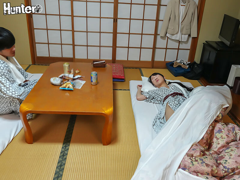 朝起きたら部屋に浴衣がはだけた女上司！しかもいつも横柄で説教ばかりなのになぜか甘えてきて…。出張先の宿が女上司と相部屋に！この日も説教ばかりされたボクは酒を飲みまくって泥●！そして朝起きると…隣には浴衣から胸やお尻がポロリした女上司！？ サンプル 4