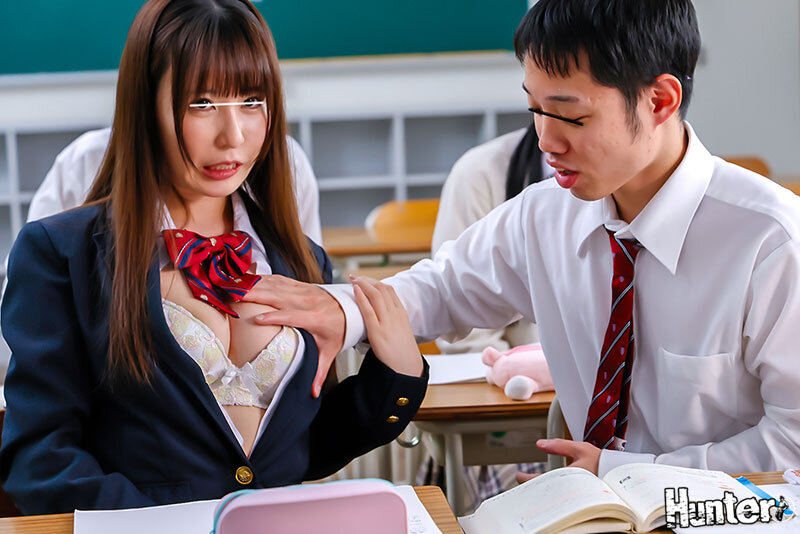 『授業中にどこまでエッチな事できるか勝負しよ』超エッチな小悪魔ヤリマン女子たちが、呑気なおじいちゃん先生の授業だからヤリタイ放題！「何をやってもバレないよ！」と言って授業中にお昼ご飯をかけたエッチなチキンレースを開催！ サンプル 3