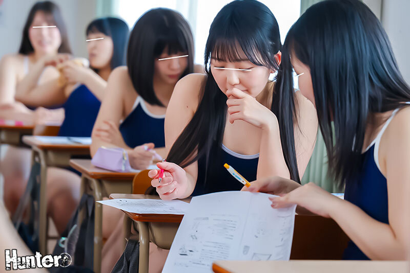 スク水登校が当たり前になった女子○生の日常観測 ある街の女子校で義務付けられたスク水登校。彼女たちはスク水で今まで通り電車に乗り、授業をして、よく遊び、よく SEX をする。 サンプル 7
