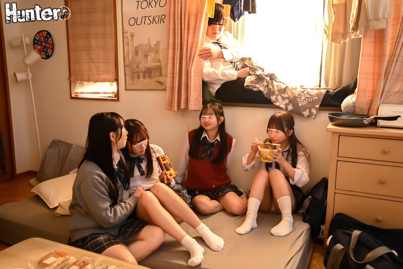 「泊めてもらっているから…いつでも抜いてあげる！ヤリタイ時は言ってね」家出少女を救ったら寂しい一人暮らしが毎日ピンク色の中出しセックス生活に！ある1人の家出少女を助けたら…女友達が次々とおしかけてきて、六畳半のアパートを4人の女子に占拠された！ サンプル 2