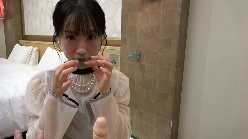 ガチナンパ！ 結婚式帰りの女性がお口だけでコンドーム装着に挑戦！妊娠願望が強くなって最後はゴムを外して何度も中出し懇願！ サンプル 5
