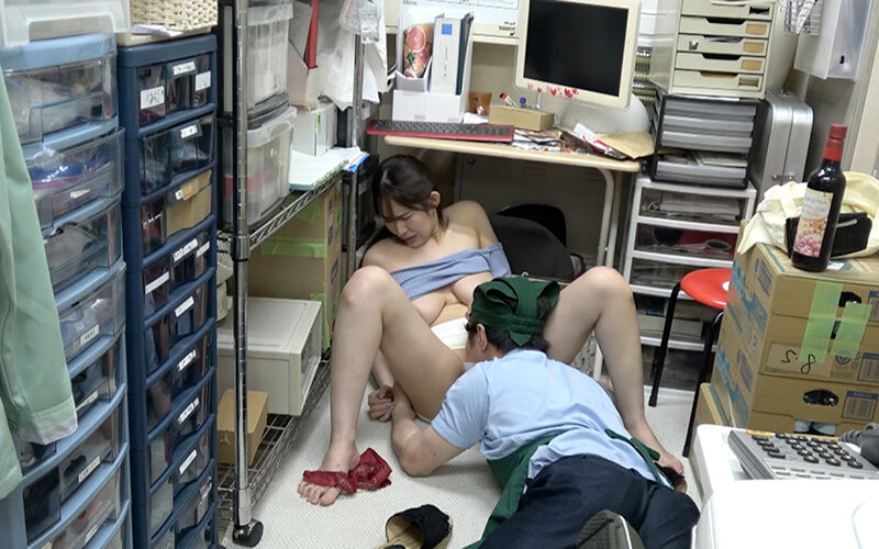 万引き スーパーの人妻たち ●言い訳がましいムッチムチ豊満妻 ●タチの悪いパイパンお色気妻 ●態度を改めない美脚巨乳妻 サンプル 10