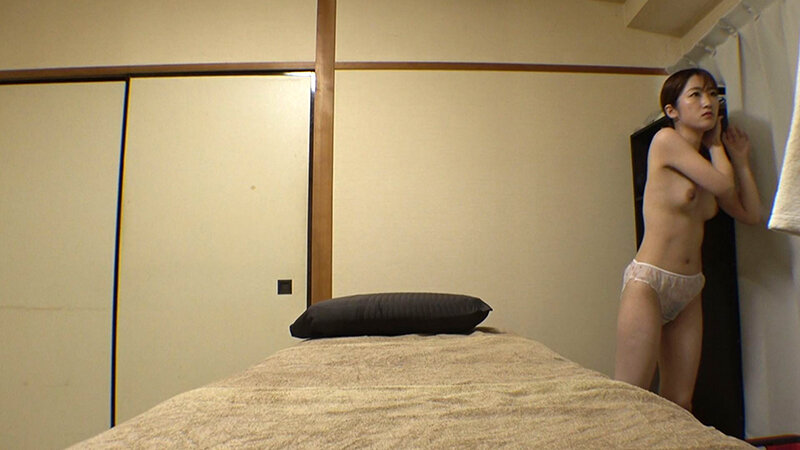 媚薬オイルマッサージ 痴●盗撮＆中出し素人娘VOL.68 超強力媚薬を配合したマッサージオイルを施術中に知らずに塗りこまれたオンナは、身体の火照りに驚き、チ〇ポを欲しがる自分に戸惑い、垂れ出したマン汁に恥ずかしがりながらも生ハメ中出しまで欲してしまう！ サンプル 2