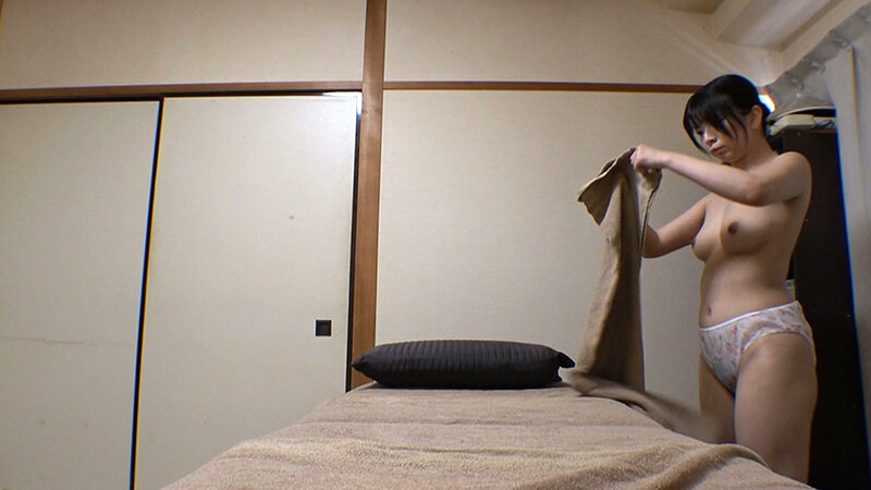 媚薬オイルマッサージ 痴●盗撮＆中出し素人娘VOL.68 超強力媚薬を配合したマッサージオイルを施術中に知らずに塗りこまれたオンナは、身体の火照りに驚き、チ〇ポを欲しがる自分に戸惑い、垂れ出したマン汁に恥ずかしがりながらも生ハメ中出しまで欲してしまう！ サンプル 5