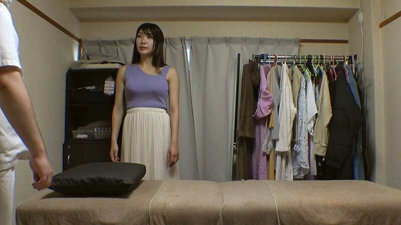 媚薬オイルマッサージ 痴●盗撮＆中出し素人娘VOL.69 超強力媚薬を配合したマッサージオイルを施術中に知らずに塗りこまれたオンナは、身体の火照りに驚き、チ〇ポを欲しがる自分に戸惑い、垂れ出したマン汁に恥ずかしがりながらも生ハメ中出しまで欲してしまう！ サンプル 3