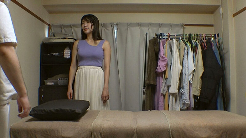 媚薬オイルマッサージ 痴●盗撮＆中出し素人娘VOL.69 超強力媚薬を配合したマッサージオイルを施術中に知らずに塗りこまれたオンナは、身体の火照りに驚き、チ〇ポを欲しがる自分に戸惑い、垂れ出したマン汁に恥ずかしがりながらも生ハメ中出しまで欲してしまう！ サンプル 9