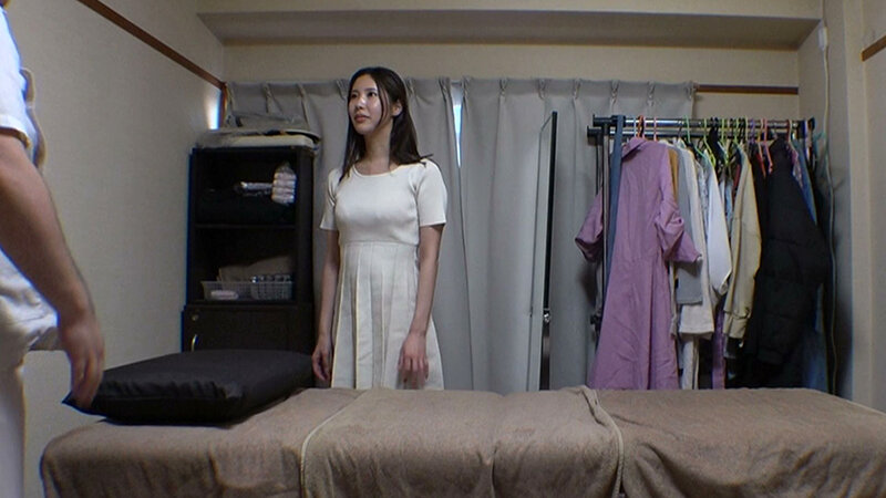 媚薬オイルマッサージ 痴●盗撮＆中出し素人娘VOL.74 超強力媚薬を配合したマッサージオイルを施術中に知らずに塗りこまれたオンナは、身体の火照りに驚き、チ〇ポを欲しがる自分に戸惑い、垂れ出したマン汁に恥ずかしがりながらも生ハメ中出しまで欲してしまう！ サンプル 3