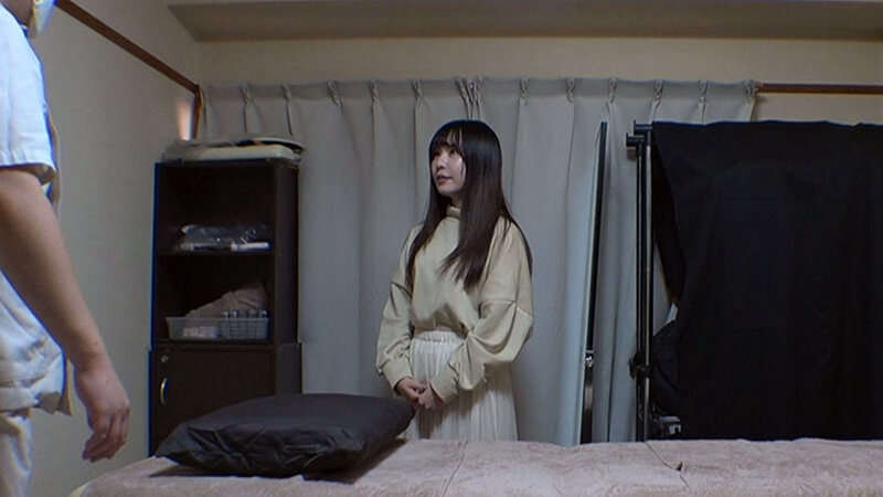 媚薬オイルマッサージ 痴●盗撮＆中出し素人娘VOL.75 超強力媚薬を配合したマッサージオイルを施術中に知らずに塗りこまれたオンナは、身体の火照りに驚き、チ〇ポを欲しがる自分に戸惑い、垂れ出したマン汁に恥ずかしがりながらも生ハメ中出しまで欲してしまう！ サンプル 1