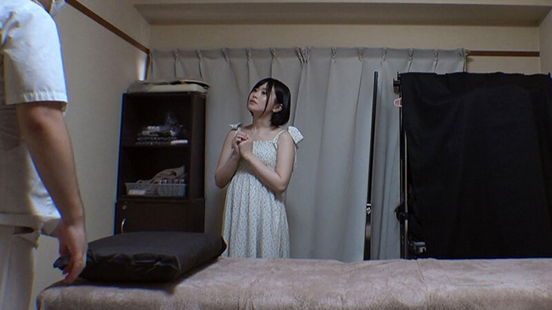 媚薬オイルマッサージ 痴●盗撮＆中出し素人娘VOL.75 超強力媚薬を配合したマッサージオイルを施術中に知らずに塗りこまれたオンナは、身体の火照りに驚き、チ〇ポを欲しがる自分に戸惑い、垂れ出したマン汁に恥ずかしがりながらも生ハメ中出しまで欲してしまう！ サンプル 3