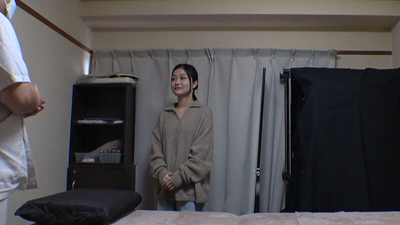 媚薬オイルマッサージ 痴●盗撮＆中出し素人娘VOL.75 超強力媚薬を配合したマッサージオイルを施術中に知らずに塗りこまれたオンナは、身体の火照りに驚き、チ〇ポを欲しがる自分に戸惑い、垂れ出したマン汁に恥ずかしがりながらも生ハメ中出しまで欲してしまう！ サンプル 5