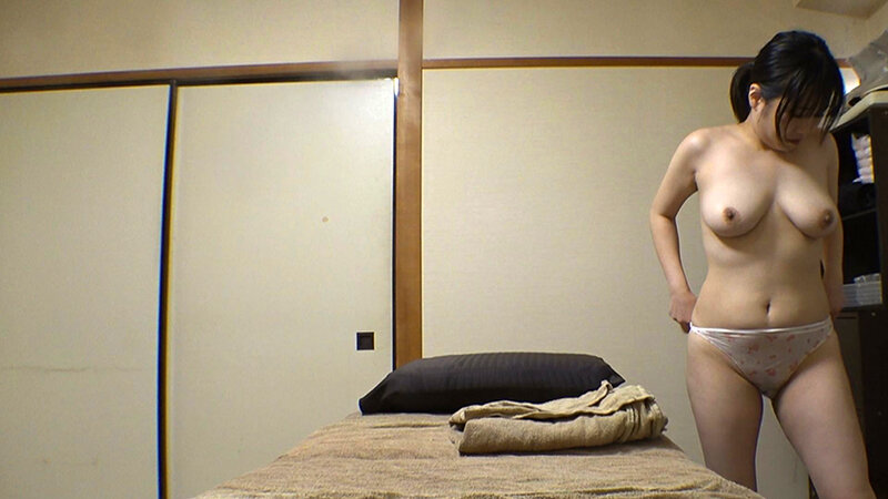 媚薬オイルマッサージ 痴●盗撮＆中出し素人娘VOL.73 超強力媚薬を配合したマッサージオイルを施術中に知らずに塗りこまれたオンナは、身体の火照りに驚き、チ〇ポを欲しがる自分に戸惑い、垂れ出したマン汁に恥ずかしがりながらも生ハメ中出しまで欲してしまう！ サンプル 5