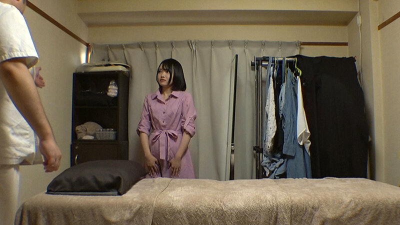 媚薬オイルマッサージ 痴●盗撮＆中出し素人娘VOL.73 超強力媚薬を配合したマッサージオイルを施術中に知らずに塗りこまれたオンナは、身体の火照りに驚き、チ〇ポを欲しがる自分に戸惑い、垂れ出したマン汁に恥ずかしがりながらも生ハメ中出しまで欲してしまう！ サンプル 6