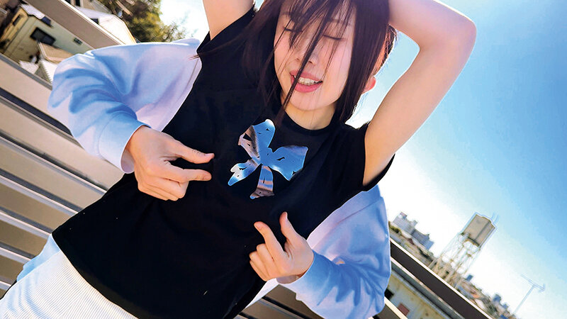青空ノーブラチャレンジ！素人女子大生が青空の下で初めての野外露出に挑戦！おっぱいポロンw大勢に見られドキドキが止まらず乳首ビンビン！羞恥MAX！外で乳首こねくり回され乳首イキ連発！おま○こも触ってほしいくなり最後は生セックス！ サンプル 7