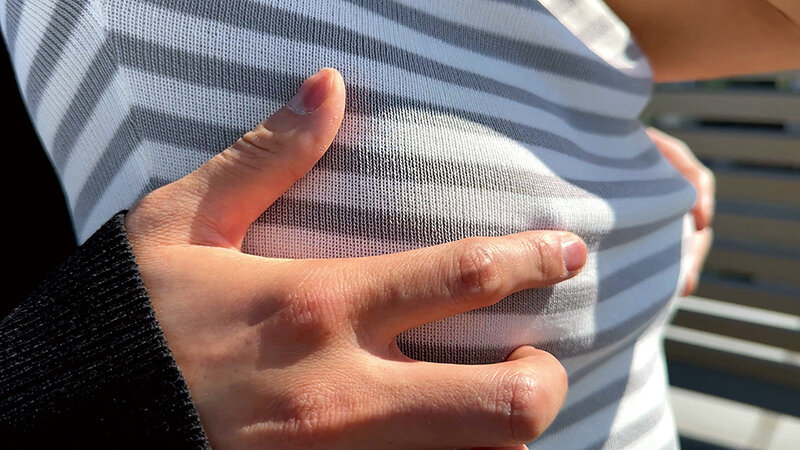 青空ノーブラチャレンジ！素人女子大生が青空の下で初めての野外露出に挑戦！おっぱいポロンw大勢に見られドキドキが止まらず乳首ビンビン！羞恥MAX！外で乳首こねくり回され乳首イキ連発！おま○こも触ってほしいくなり最後は生セックス！ サンプル 9