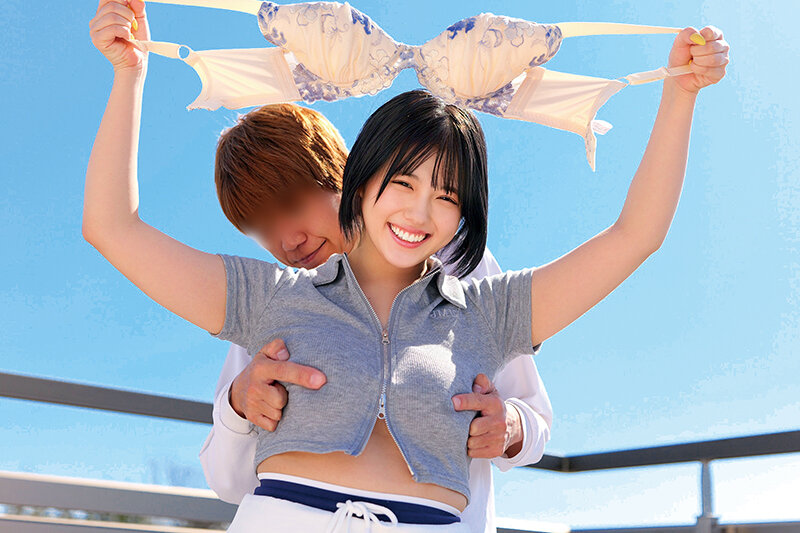青空ノーブラチャレンジ！素人女子大生が青空の下で初めての野外露出に挑戦！おっぱいポロンw大勢に見られドキドキが止まらず乳首ビンビン！羞恥MAX！外で乳首こねくり回され乳首イキ連発！おま○こも触ってほしいくなり最後は生セックス！ サンプル 1
