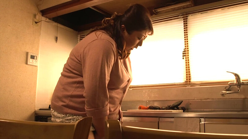 【四十路】巨乳で豊満で巨尻な母 加賀美涼子 母のオナニーとフェラ編 サンプル 2