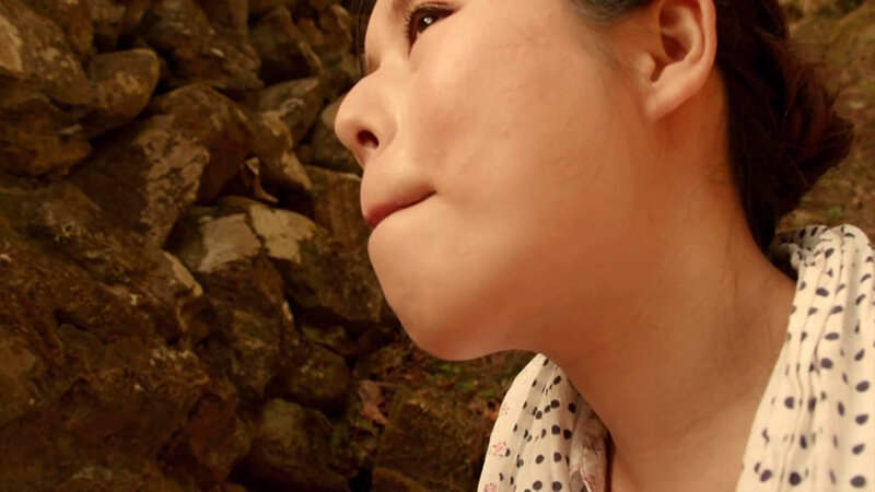 【昭和の肉欲】性交時だけ大胆になれる私 塚田詩織 野外でフェラ玄関で中出し編 サンプル 4