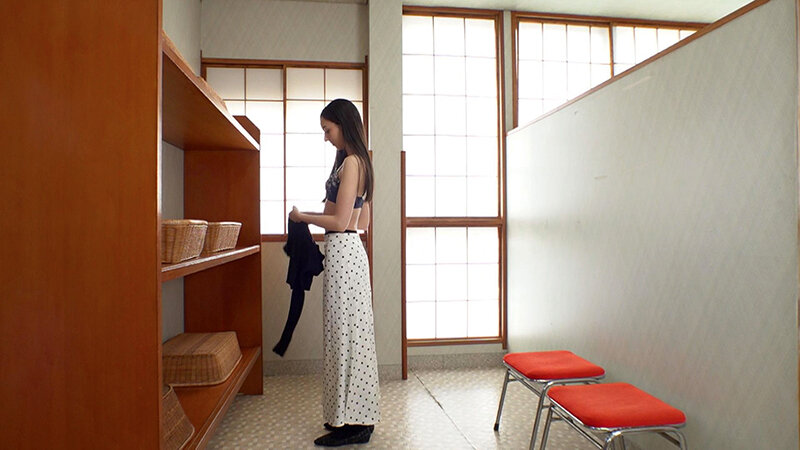 温泉街で随一の美人妻！くびれスレンダー社長夫人の寝取られ中出し性交 サンプル 1