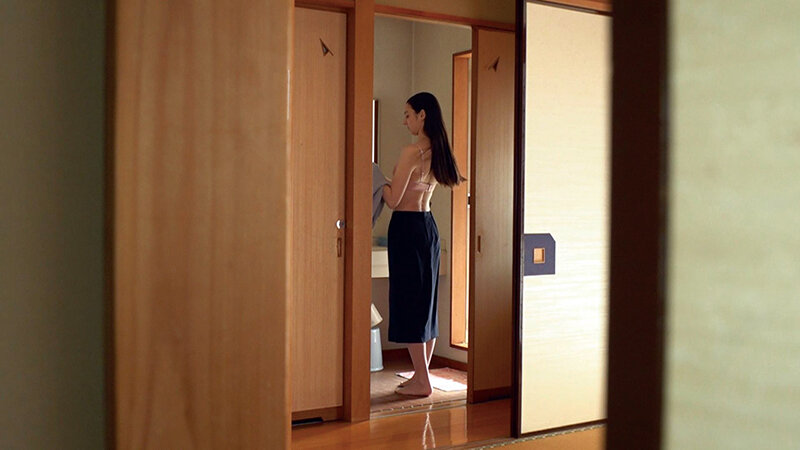 温泉街で随一の美人妻！くびれスレンダー社長夫人の寝取られ中出し性交 サンプル 10