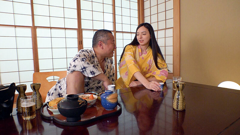 温泉街で随一の美人妻！くびれスレンダー社長夫人の寝取られ中出し性交 サンプル 11