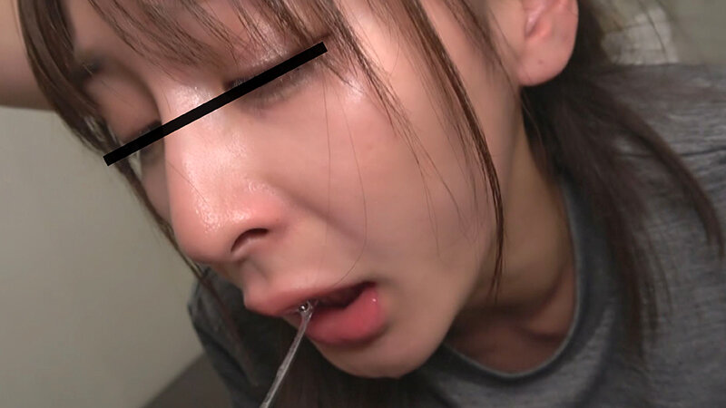 指で喉奥をイジられマ〇コを締め付ける変態ジム通い女子 サンプル 2