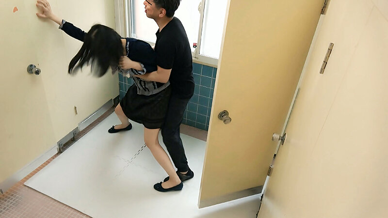 潜伏女子トイレ待ち伏せ中出しSEX サンプル 10