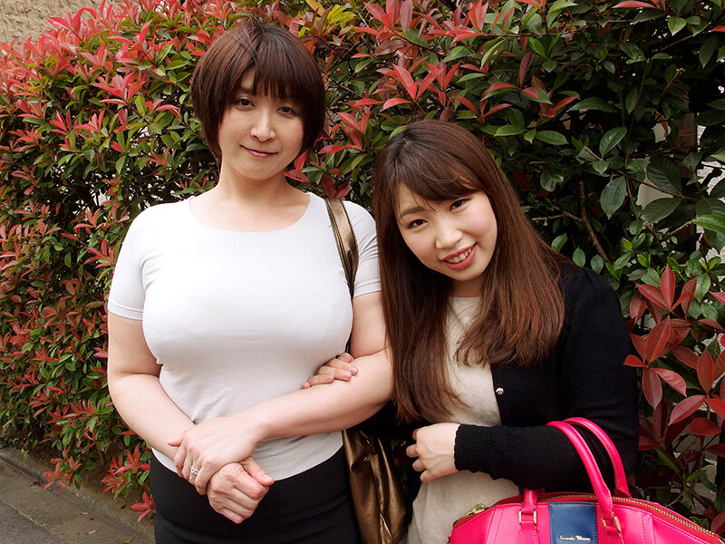 街で見つけた 姉妹のように仲の良い綺麗な母娘をナンパして大乱交！！「あなた許して」というもののイキまくる好き物親子10組240分！！ サンプル 8