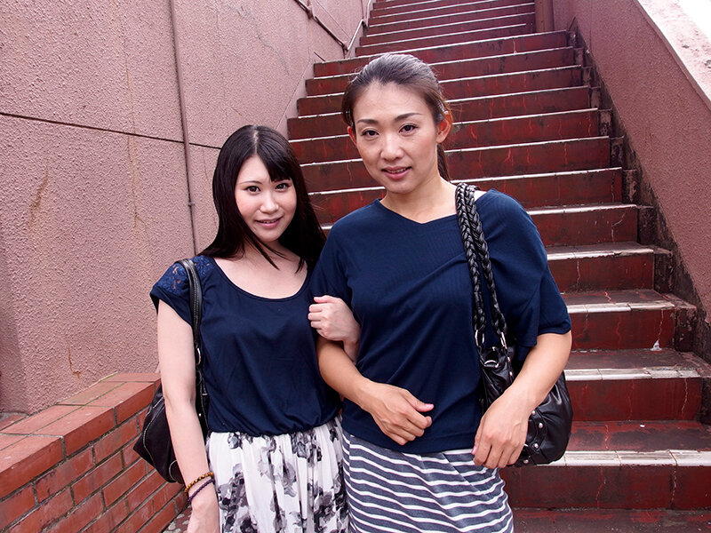 街で見つけた 姉妹のように仲の良い綺麗な母娘をナンパして大乱交！！「あなた許して」というもののイキまくる好き物親子10組240分！！ サンプル 10