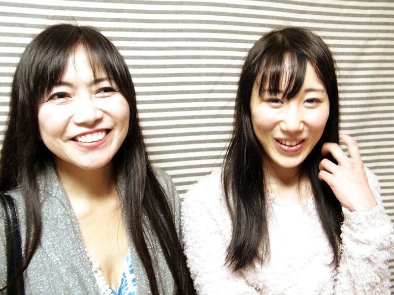 街で見つけた 姉妹のように仲の良い綺麗な母娘をナンパして大乱交！！「あなた許して」というもののイキまくる好き物親子10組240分！！ サンプル 12