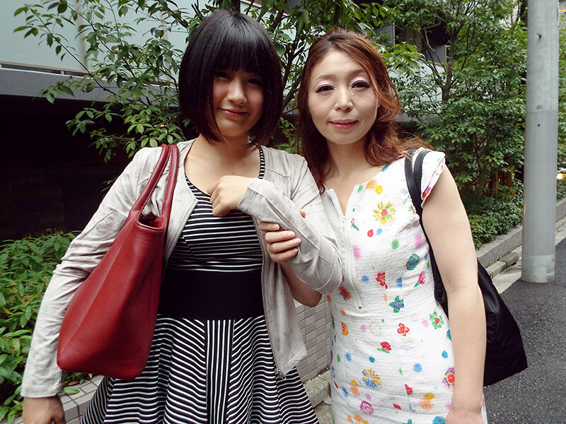 街で見つけた 姉妹のように仲の良い綺麗な母娘をナンパして大乱交！！「あなた許して」というもののイキまくる好き物親子10組240分！！ サンプル 18