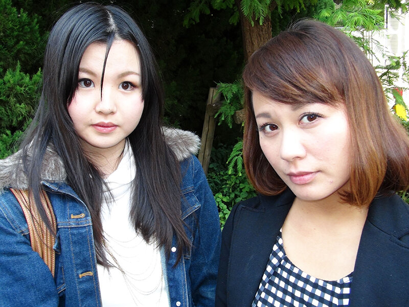 街で見つけた 姉妹のように仲の良い綺麗な母娘をナンパして大乱交！！「あなた許して」というもののイキまくる好き物親子10組240分！！ サンプル 3