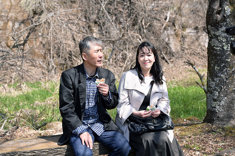 「あなたと一緒になって本当によかった…」長年連れ添った中高年夫婦が温泉旅館で燃え上がる愛ある中出し性交 6組240分 サンプル 8