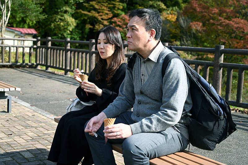「あなたと一緒になって本当によかった…」長年連れ添った中高年夫婦が温泉旅館で燃え上がる愛ある中出し性交 6組240分 サンプル 11