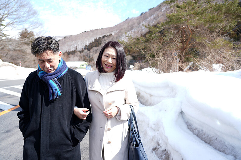 「あなたと一緒になって本当によかった…」長年連れ添った中高年夫婦が温泉旅館で燃え上がる愛ある中出し性交 6組240分 サンプル 12