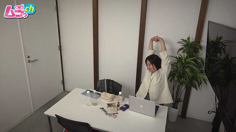 ニンゲン観察 深夜残業、新入社員の若い男の暴走ギンギンチ〇ポの性処理をさせられた爆尻女役員 サンプル 1