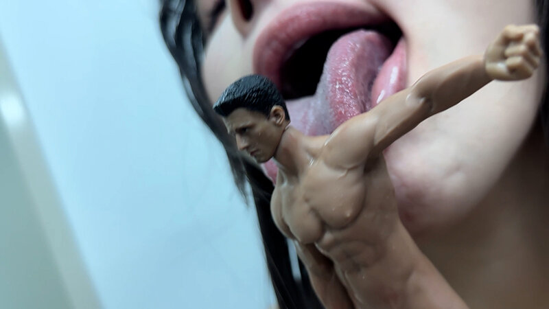 ひなみちゃんがM男人形を唾液たっぷり舐めまわす サンプル 15